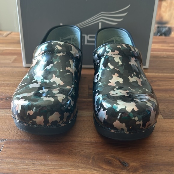 Dansko patent Camo clogs size 39  NWT - Picture 4 of 10